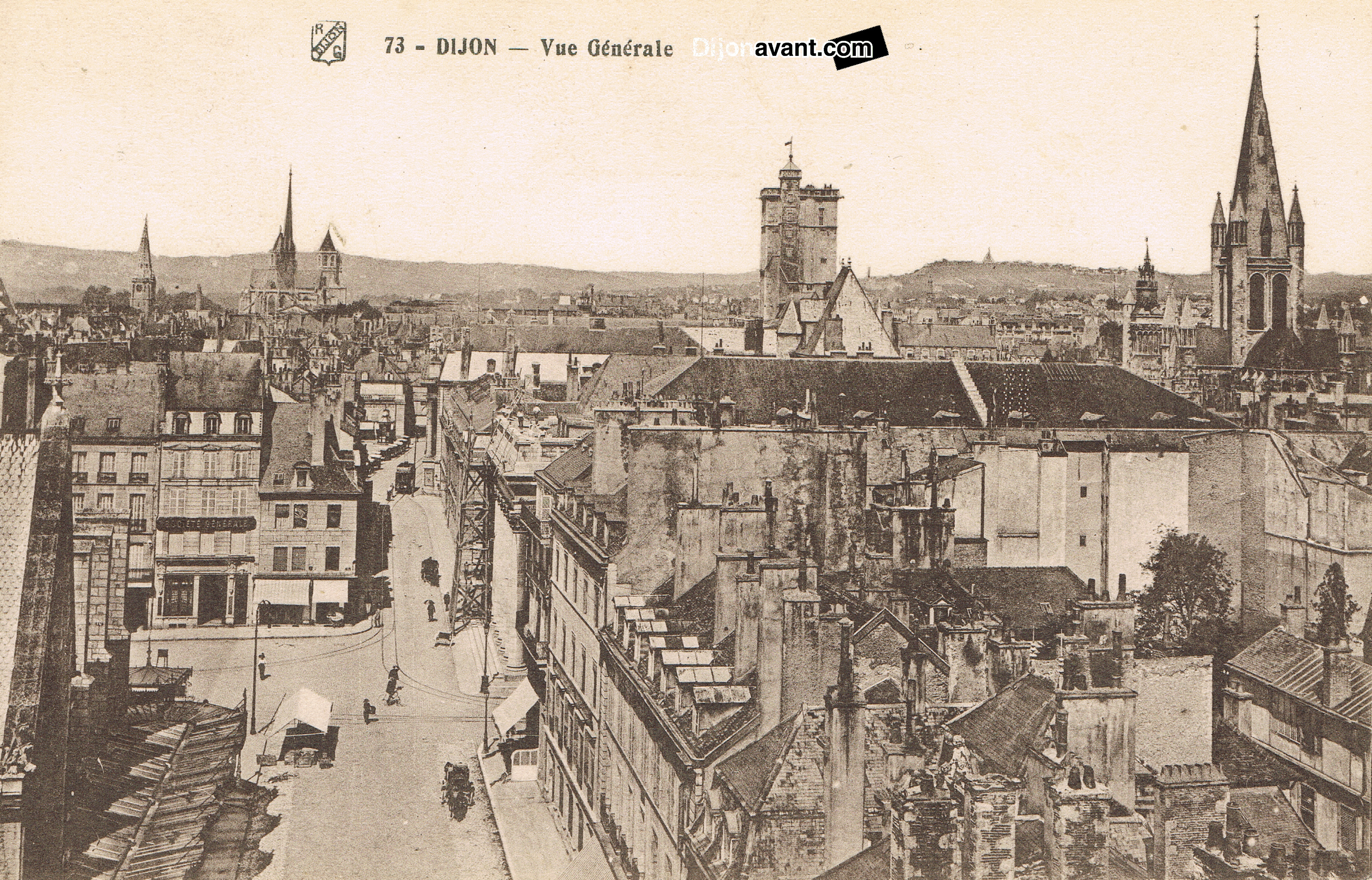 Dijon place du theatre echaffaudage bois.jpg Dijon place du theatre echaffaudage bois.jpg