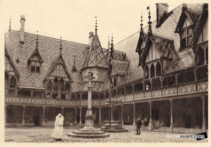 hospices de beaune cour d honneur debut du siecle.jpg hospices de beaune cour d honneur debut du siecle.jpg