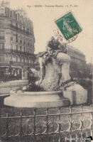 fontaine blondat place darcy 1910.jpg