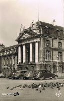 dijon place de la liberation 1957 voitures.jpg